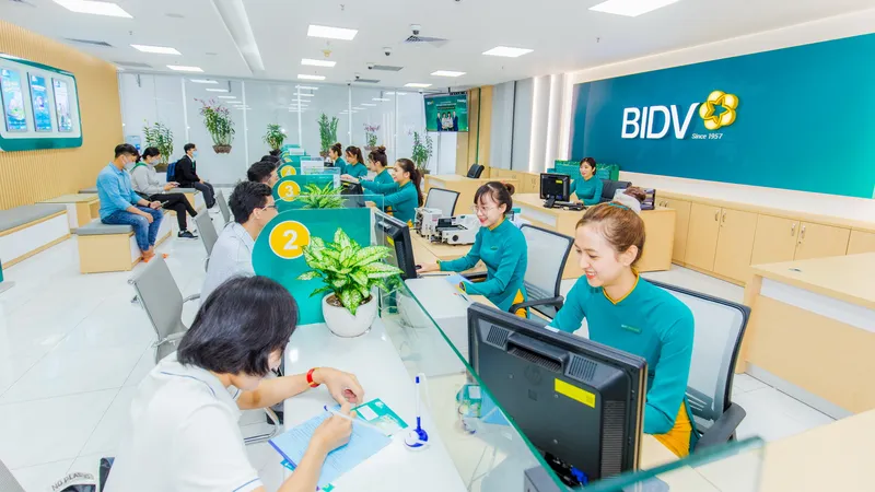 Khách hàng tới BIDV giao dịch trong những ngày cuối năm