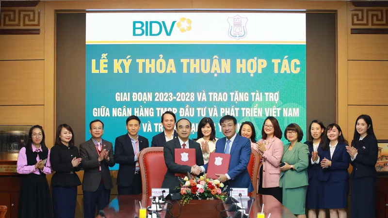 GS.TS.BS Nguyễn Hữu Tú - Hiệu trưởng Trường Đại học Y Hà Nội và Giám đốc BIDV Hà Thành Võ Hải Nam ký kết Thỏa thuận hợp tác giai đoạn 2023-2028