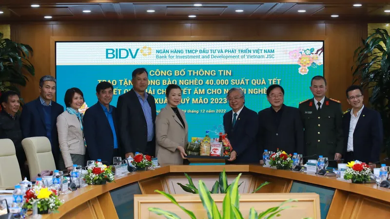 Phần quà Tết với các nhu yếu phẩm cho người nghèo đón Tết