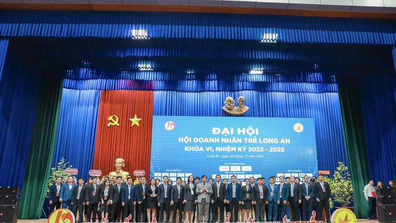 Ông Dương Long Thành (giữa) - phát biểu nhận nhiệm vụ tại đại hội