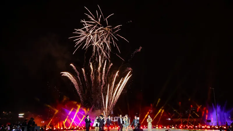 Lần đầu tiên tổ chức, Luxury Countdown Party mang lại những cảm xúc ấn tượng, thu hút hàng ngàn người đến với Trung tâm mới