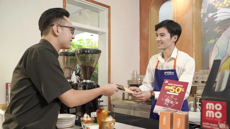 Thực khách sử dụng dịch vụ F&B