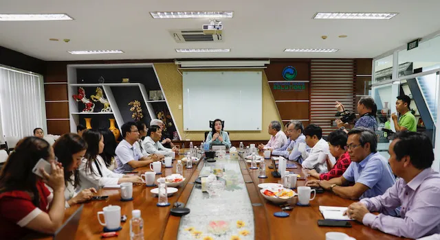 Bà Huỳnh Lan Phương, Phó Tổng giám đốc VWS chia sẻ với đoàn về quá trình hoạt động của VWS và định hướng trong thời gian tới