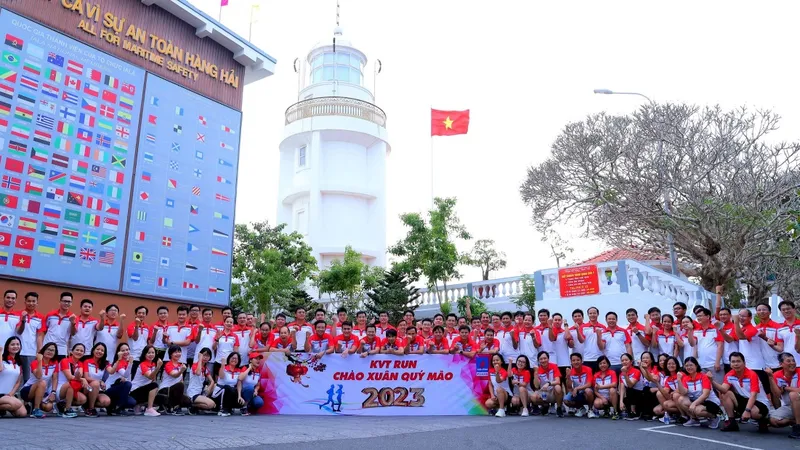 Tập thể KVT tập trung đông đủ tại ngày khởi động Giải chạy KVT RUN 2023 trên cung đường núi Nhỏ - Hải đăng Vũng Tàu