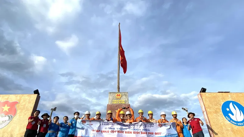 Đoàn thanh niên EVNHCMC với công trình thanh niên “Thắp sáng cột mốc biên giới đảo Phú Quý”