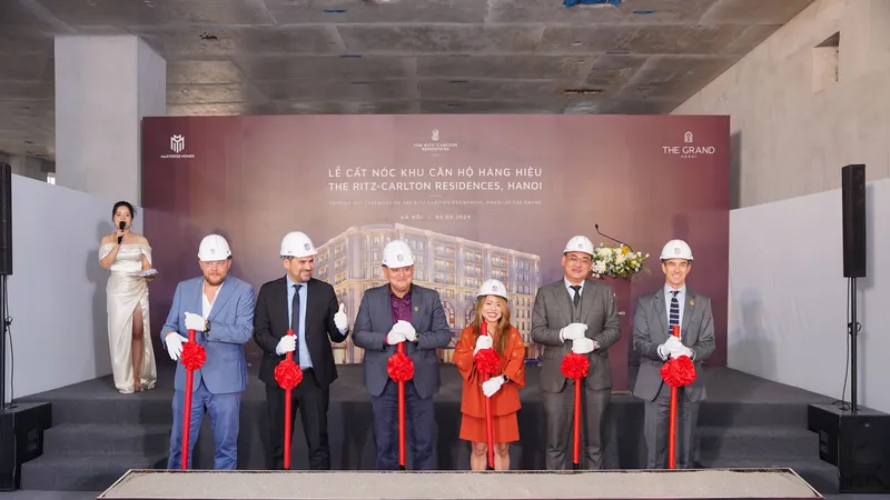 Khu căn hộ hàng hiệu The Ritz-Carlton Residences, Hanoi chính thức cất nóc