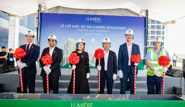 Masterise Homes chính thức cất nóc LUMIÈRE Boulevard