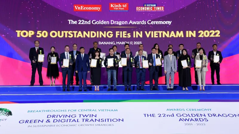 Đại diện AB InBev Việt Nam nhận giải thưởng trong chương trình Rồng Vàng 2023