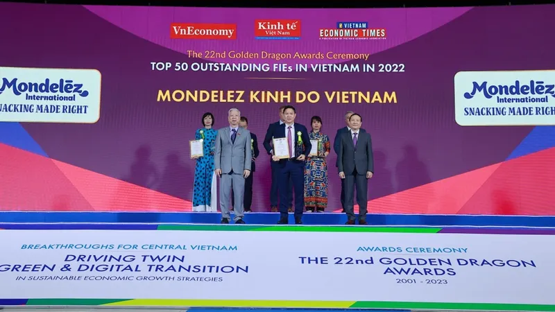 Ông Bùi Khánh Nguyên - Giám đốc Đối ngoại Công ty Mondelez Kinh Đô Việt Nam (giữa) nhận giải thưởng Rồng Vàng năm 2023 
