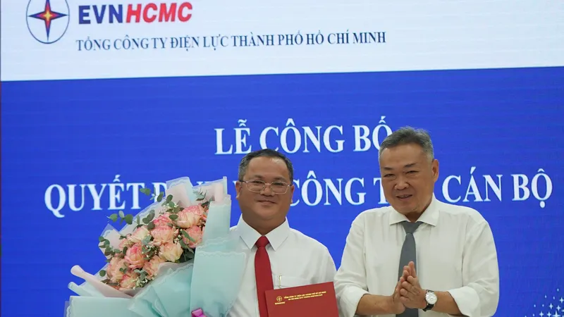 Ông Phạm Quốc Bảo trao quyết định bổ nhiệm chức danh Giám đốc Công ty Điện lực Hóc Môn cho ông Lê Quang Bình (bên trái)