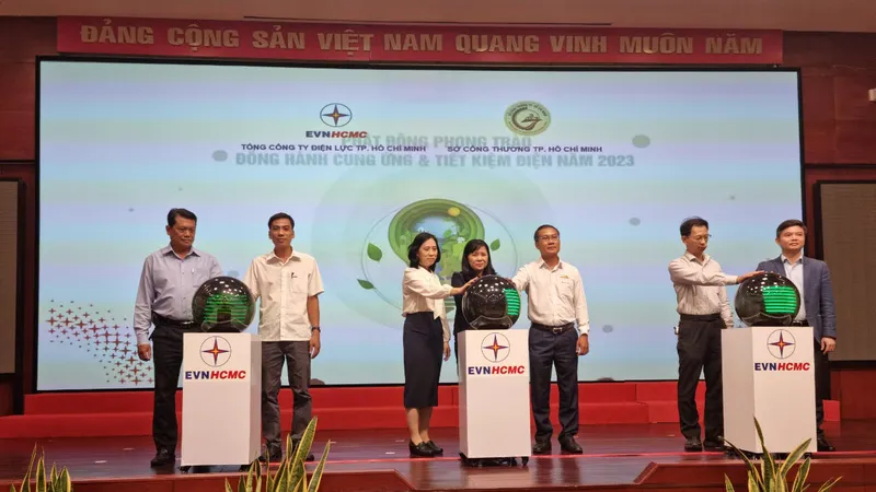 Các đại biểu thực hiện nghi thức “Phát động phong trào cùng thực hiện tiết kiệm điện năm 2023”