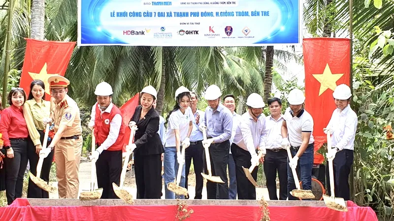 Khởi công xây cầu giúp bà con xứ dừa
