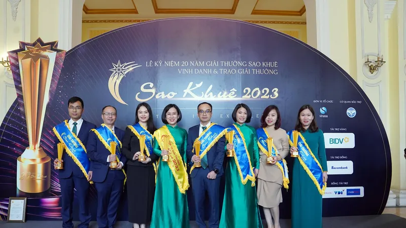 Đại diện BIDV nhận các giải thưởng tại lễ công bố & trao giải thưởng Sao Khuê 2023