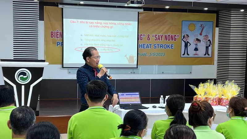 TS.BS Lê Văn Nhân nói chuyện chuyên đề Biện pháp phòng chống say nắng - say nóng cho công nhân viên VWS