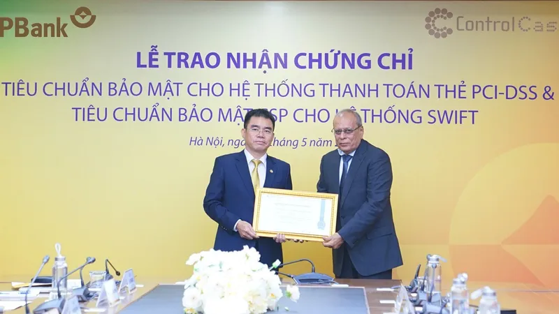 Ông Hồ Nam Tiến – Phó Chủ tịch HĐQT, quyền Tổng giám đốc LPBank nhận chứng chỉ Tiêu chuẩn bảo mật CSP cho hệ thống SWIFT