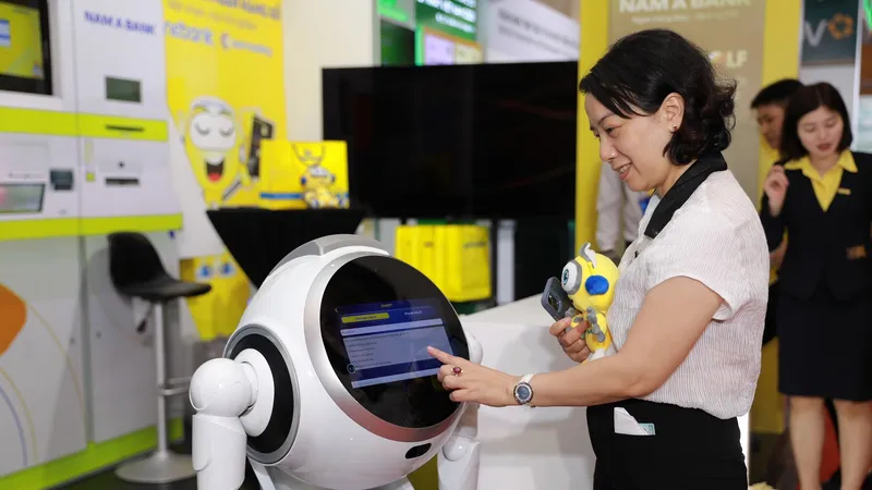 Khách tham quan thích thú trước Robot OPBA – được tích hợp công nghệ AI