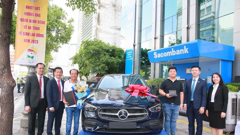 Trao thưởng xe Mercedes cho khách hàng tham gia bảo hiểm với Dai-ichi Life Việt Nam tại Sacombank
