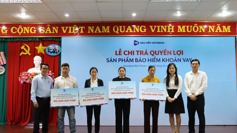 Đại diện Ngân hàng VietinBank và Bảo hiểm VietinBank - VBI trao quyền lợi bảo hiểm cho đại diện gia đình các khách hàng