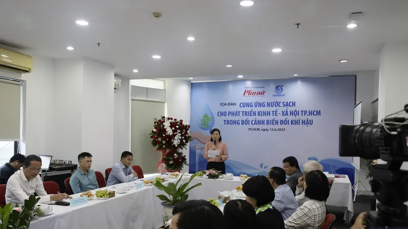 Bà Lý Việt Trung, Tổng Biên tập Báo Phụ Nữ TPHCM phát biểu mở đầu hội thảo
