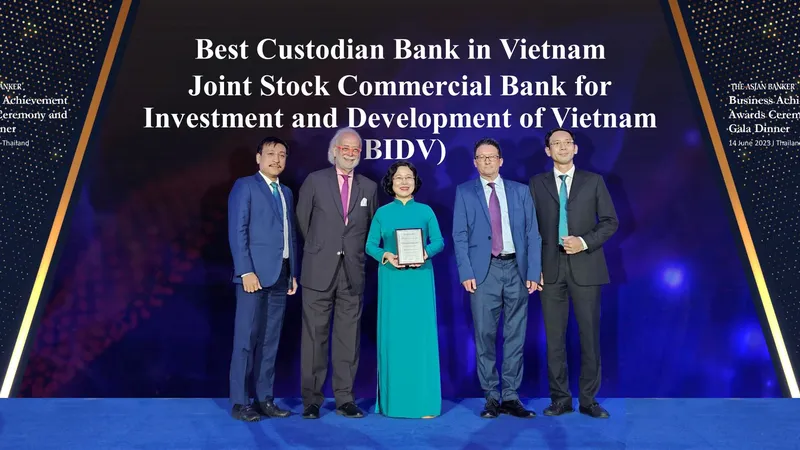 Đại diện BIDV nhận giải thưởng “Ngân hàng Lưu ký - Giám sát tốt nhất Việt Nam năm 2023”