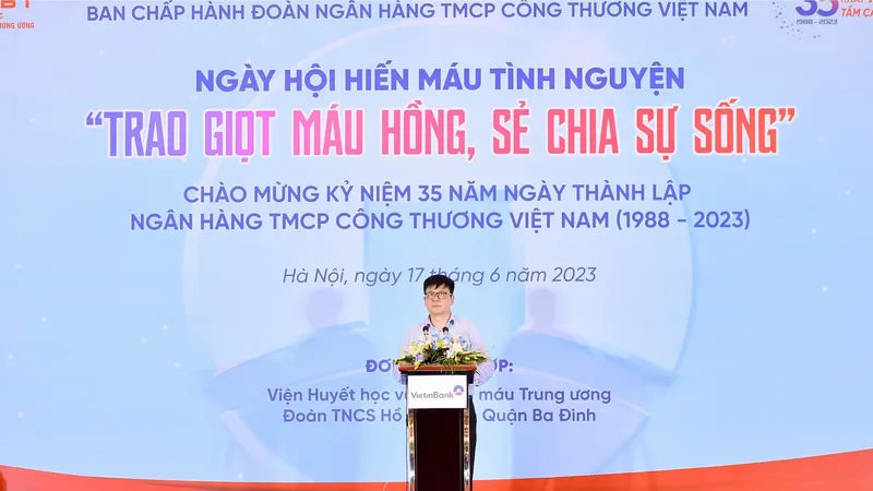 Đ/c Trần Kiên Cường – Phó Bí thư Thường trực Đảng ủy VietinBank phát biểu tại Ngày hội hiến máu tình nguyện
