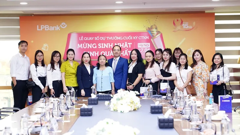 Lễ quay số trúng thưởng “Mừng sinh nhật – Rinh quà chất” có sự tham gia của lãnh đạo LPBank và sự chứng kiến của các khách hàng