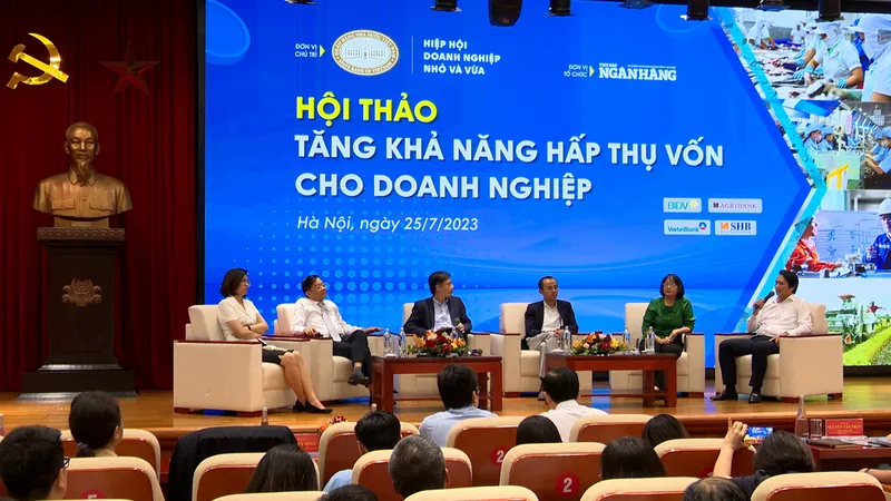 Ông Trần Long - Phó Tổng Giám đốc BIDV (ngoài cùng bên phải) chia sẻ thông tin tại Hội thảo “Tăng khả năng hấp thụ vốn cho doanh nghiệp”