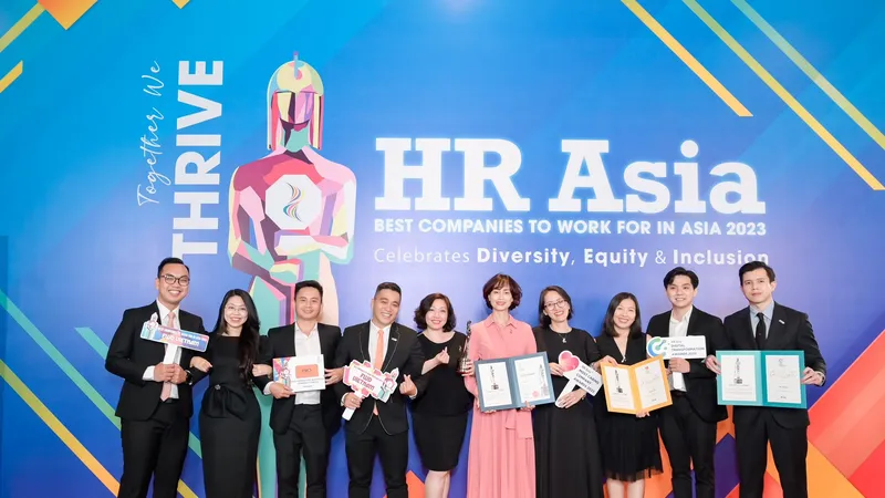 Theo khảo sát và báo cáo của HR Asia năm 2023, môi trường làm việc của FWD có chỉ số gắn kết giữa nhân viên và tổ chức cao vượt trội so với toàn thị trường