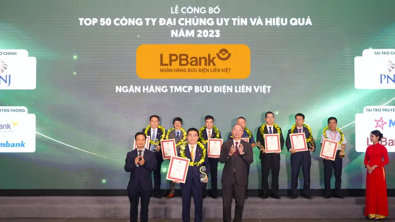 Ông Hồ Nam Tiến – Tổng Giám đốc LPBank (ở giữa) nhận cúp và chứng nhận từ Ban tổ chức