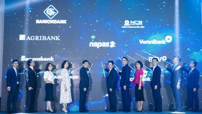 Lãnh đạo các đơn vị thực hiện nghi lễ ra mắt dịch vụ rút tiền VietQRCash