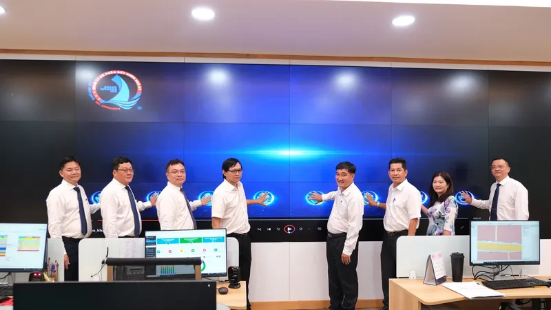 Lãnh đạo SAWACO và Cấp nước Nhà Bè thực hiện nghi thức khai trương Phòng quản lý điều hành cấp nước