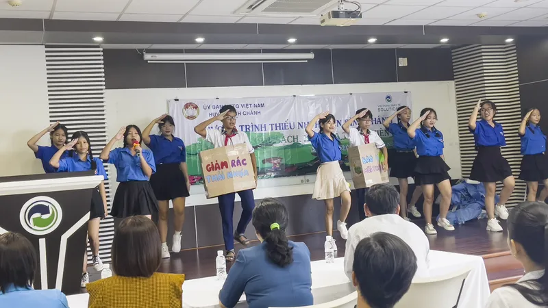Tiết mục biểu diễn văn nghệ với thông điệp bảo vệ môi trường của các em học sinh