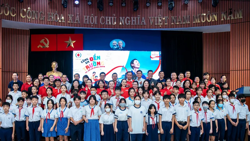 Prudential đồng hành học sinh nghèo vượt khó