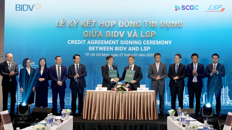 Ông Kulachet Dharachandra và ông Trịnh Anh Đức - đại diện hai đơn vị ký kết hợp đồng
