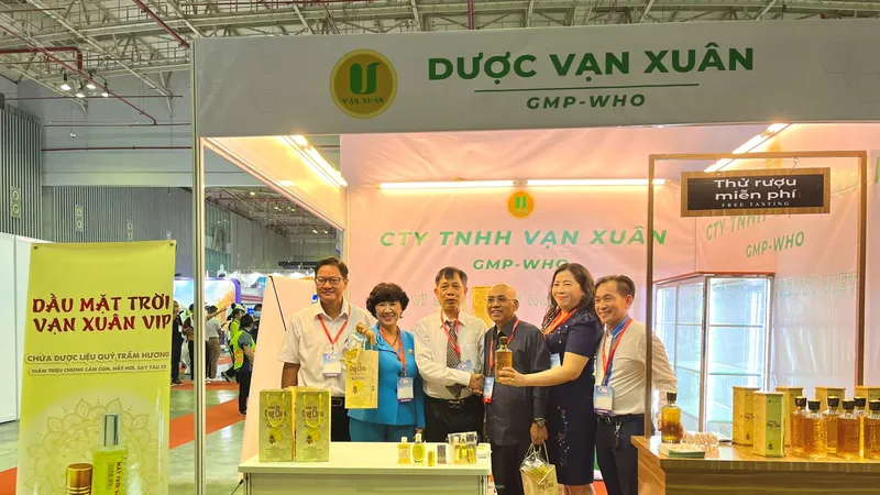 Công ty TNHH Vạn Xuân giới thiệu sản phẩm độc đáo đến quan khách tại hội chợ