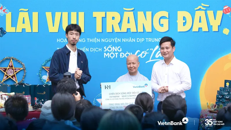 Đại diện VietinBank cùng Nghệ sĩ Rapper Đen Vâu trao tặng quà cho các em nhỏ tại Mái ấm Diệu Giác
