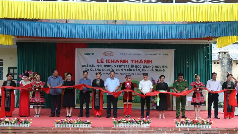 Lễ khánh thành công trình nhà bán trú Trường Phổ thông Dân tộc Bán trú (PTDTBT) Tiểu học Quảng Nguyên, huyện Xín Mần, Hà Giang