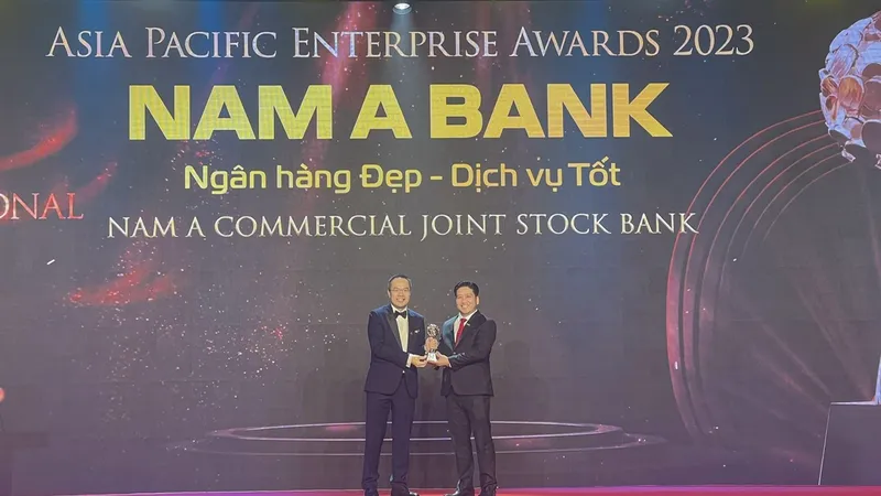 Đại diện Nam A Bank – Ông Trần Khải Hoàn, Phó Tổng Giám đốc Thường trực nhận giải thưởng từ Ban tổ chức
