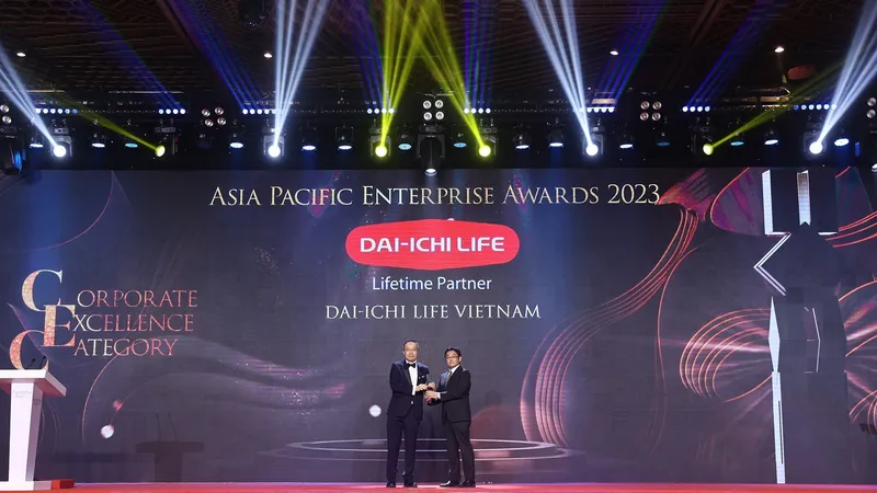 Ông Takahiro Mizukami, Giám đốc Kiểm soát Nội bộ Dai-ichi Life Việt Nam (phải) nhận giải thưởng “Doanh nghiệp xuất sắc châu Á”