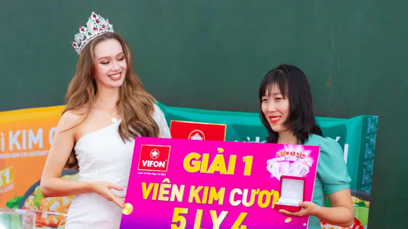 Đại sứ thương hiệu VIFON trao kim cương cho người trúng giải