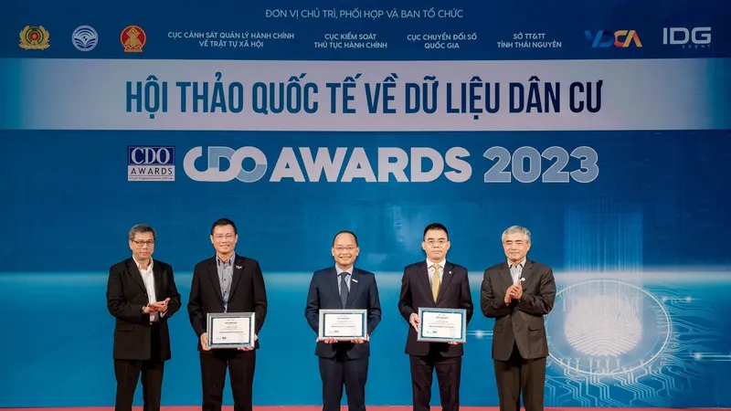 Ông Hồ Nam Tiến (thứ hai từ phải sang) - Phó Chủ tịch Hội đồng Quản trị kiêm Tổng Giám đốc LPBank được vinh danh Lãnh đạo chuyển đổi số tiêu biểu năm 2023