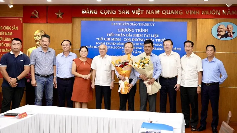 HTV và SAIGONBANK trao tặng phim tài liệu quý cho Ban Tuyên giáo Thành ủy TPHCM