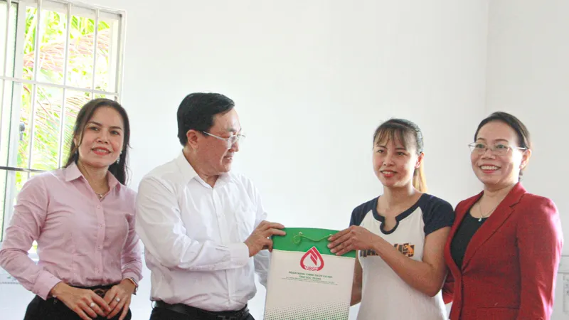 Đoàn công tác thăm hỏi, tặng quà hộ bà Lâm Thị Tú Anh, đối tượng vay vốn tín dụng chính sách tại xã Thuận Hưng, huyện Mỹ Tú