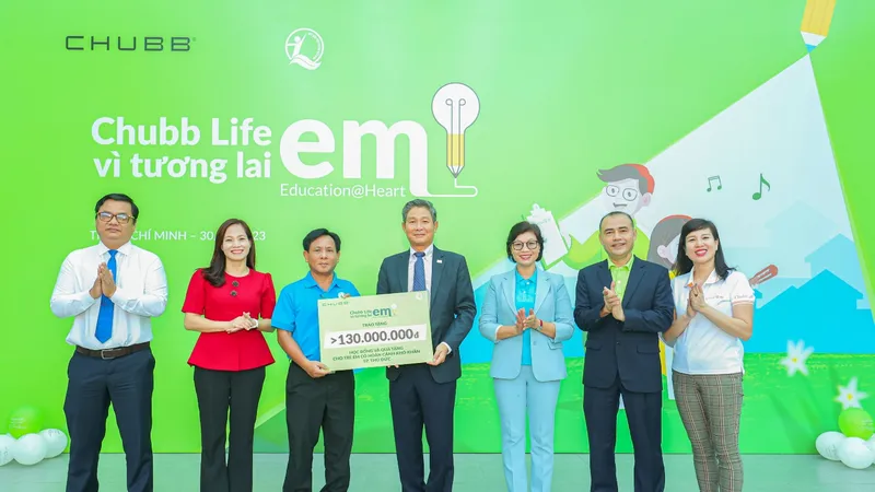 Chubb Life trao tặng hơn 400 trăm phần quà cùng 20 suất học bổng với tổng giá trị hơn 130 triệu đồng cho học sinh tại TP Thủ Đức (TPHCM)