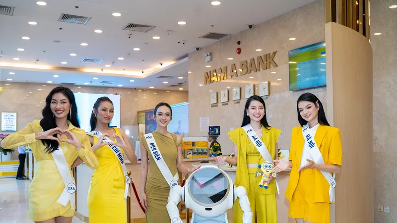 Các người đẹp hào hứng trải nghiệm Robot OPBA