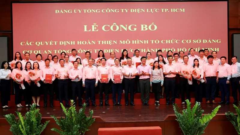 Cấp ủy 13 chi bộ cơ sở trực thuộc Đảng ủy Tổng công ty chụp ảnh cùng lãnh đạo Tổng công ty