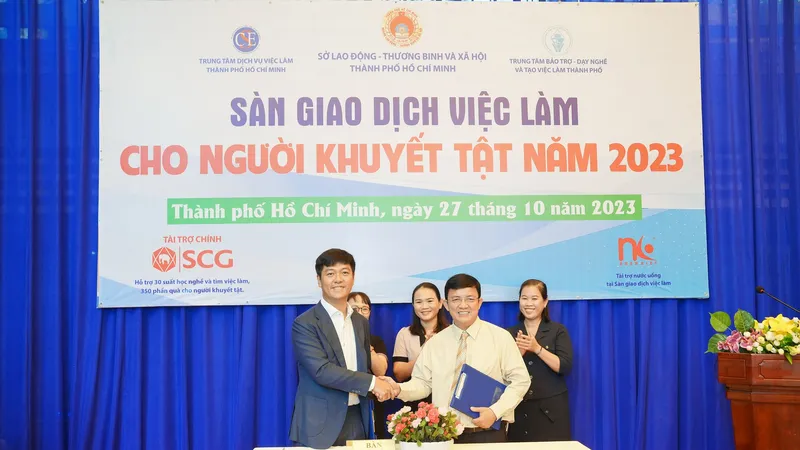 Tại sự kiện Sàn giao dịch việc làm cho người khuyết tật 2023, tập đoàn SCG đã ký kết hợp tác với Sở LĐTB-XH TPHCM nhằm viết tiếp “giấc mơ lạc nghiệp” cho nhiều người khuyết tật trên địa bàn thành phố