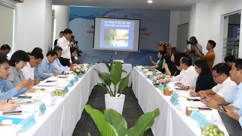 Ông Trần Quang Minh, Tổng Giám đốc SAWACO phát biểu tại hội thảo “Nước với đời sống: Cung ứng, sử dụng và đối phó với thách thức”