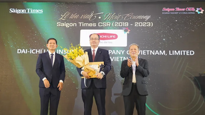 Ông Seigo Fujimaru, Phó TGĐ Điều hành kiêm Phó Tổng giám đốc Hành chính Tổng hợp Dai-ichi Life Việt Nam nhận danh hiệu