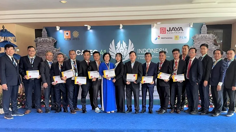 Các kỹ sư nhận chứng chỉ Kỹ sư ASEAN tại Hội nghị CAFEO-41